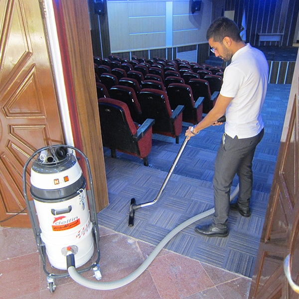 استفاده از جاروبرقی صنعتی برای نظافت آمفی تئاتر
