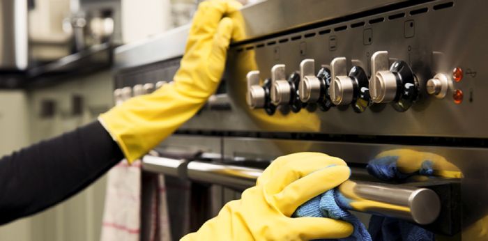استفاده از تجهیزات و ابزار نظافت دستی در نظافت تجهیزات آشپزخانه صنعتی و رستوران
