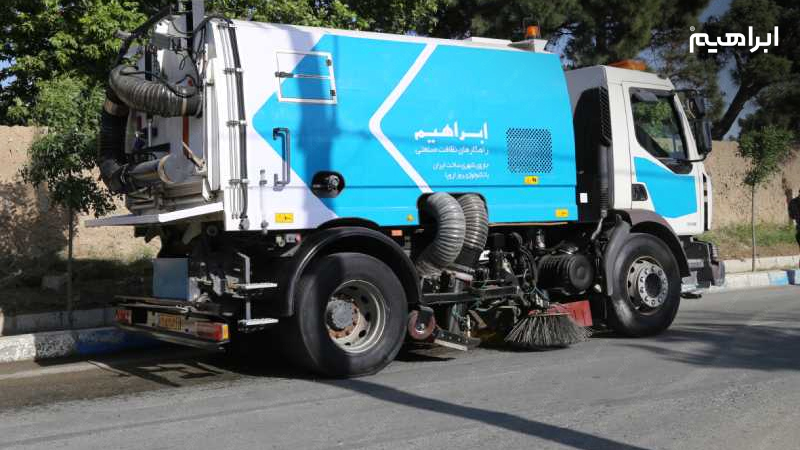 ماشین جاروی شهرداری در نظافت شهری