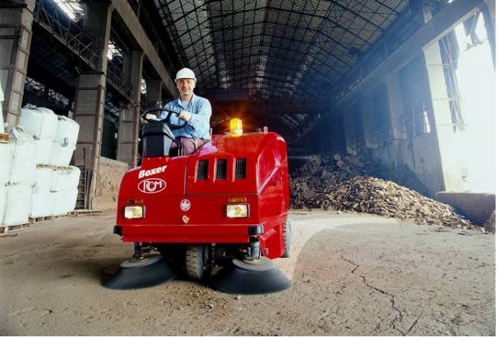 نظافت صنعتی با دستگاه سوییپر صنعتی