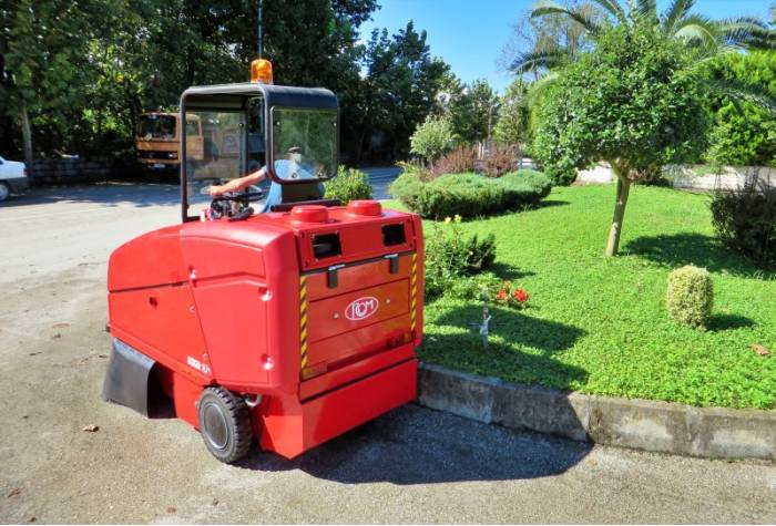 نظافت محوطه به کمک سوییپر