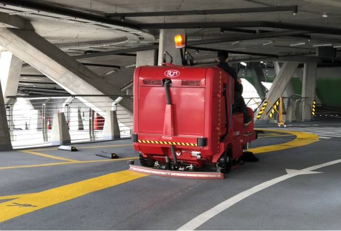 سوییپر صنعتی مخصوص نظافت پارکینگ