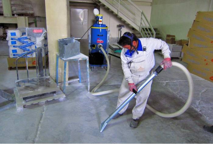 powder removing by vacuum cleaner