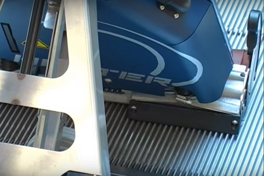 effective cleaning of escalator by machine