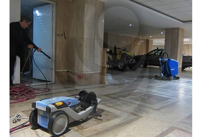 استفاده از واترجت Profi 195 TST برای از بین بردن لکه روی دیوار مجتمع تجاری