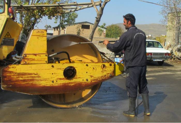 شستن ماشین آلات با دستگاه کارواش صنعتی