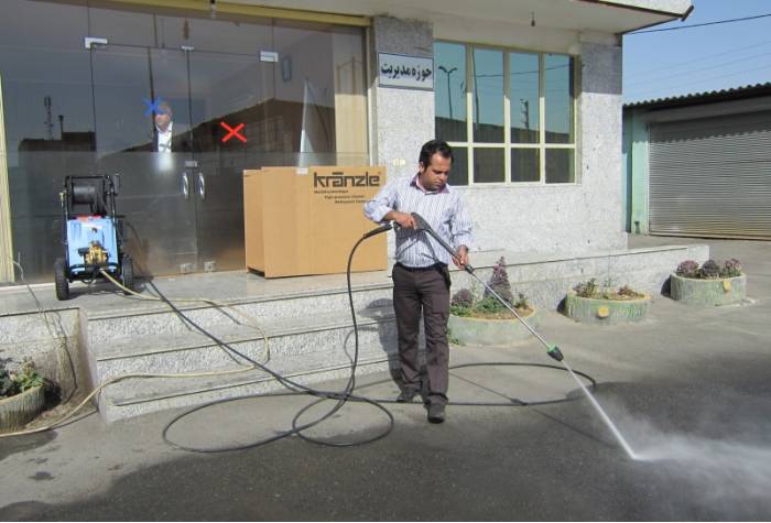 استفاده از واترجت صنعتی برای شستن سطوح کف