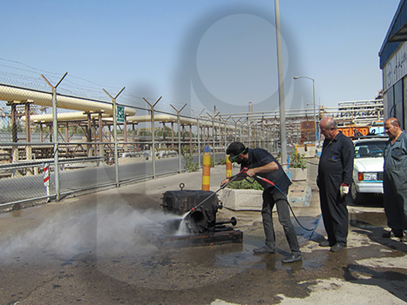 شستشو تجهیزات صنعتی با استفاده از واترجت آب سرد فشار قوی E 500/17  