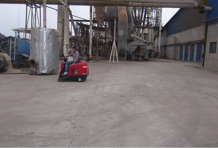 Atom E plus ride on industrial sweeper